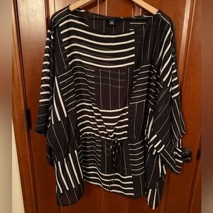 Chaps Black and White Geometric Women's Tunic
